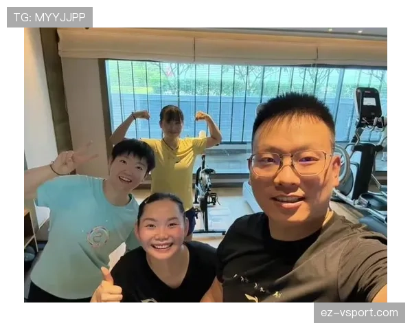 何卓佳在家穿拖鞋吃泡面，镜头一转窗边那块表把我拉回现实