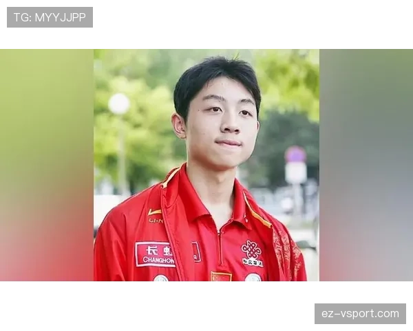 许昕这训练完直接瘫沙发啃西瓜的样子，真不像拿过那么多冠军的人